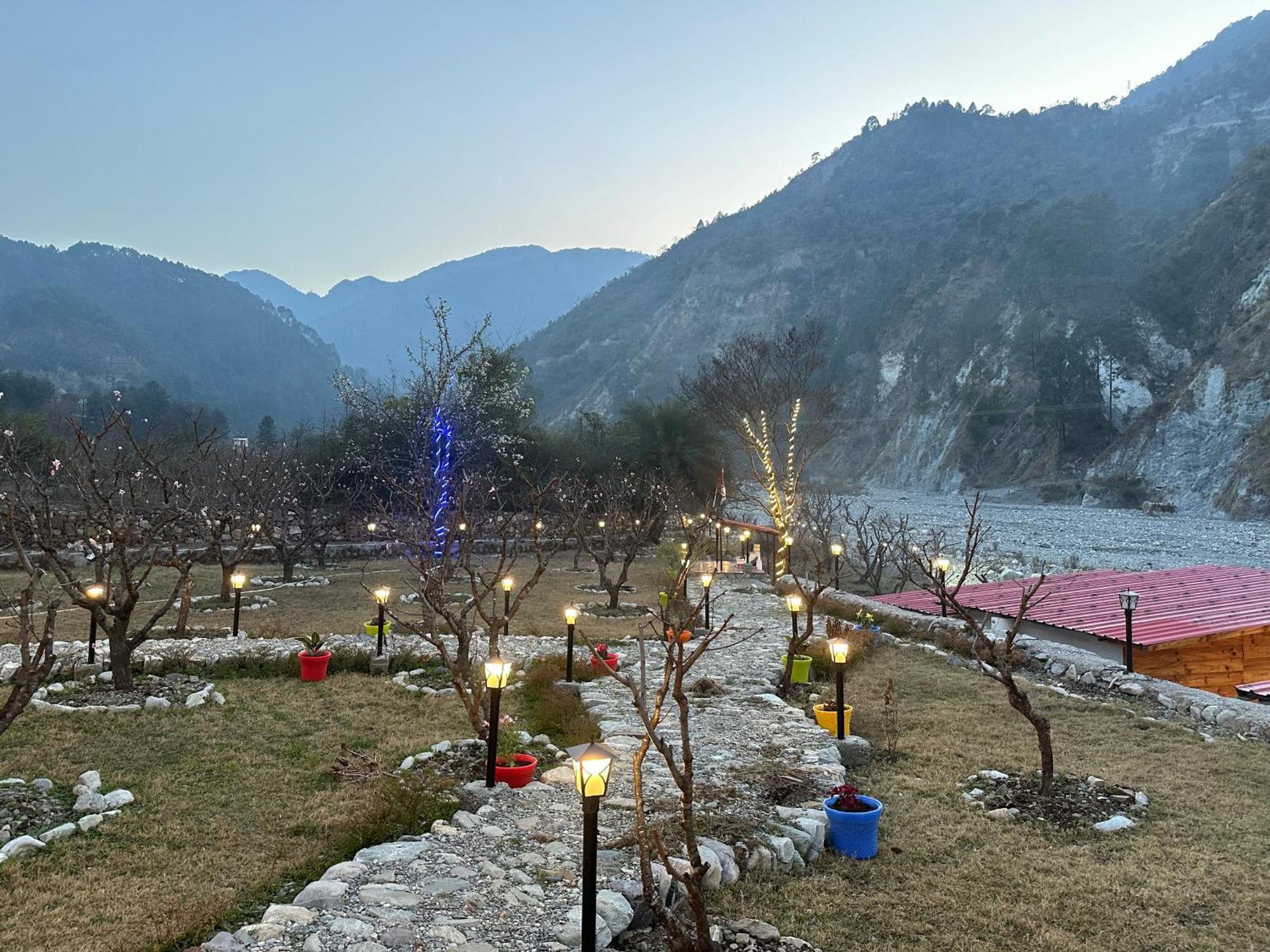 Cabana Riverside Resort - Kainchi Dham 나이니탈 외부 사진